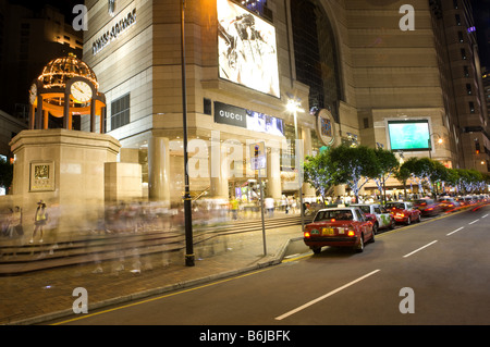 Taxis, Schlange, neben Times Square im Causeway Bay Tung Lo Wan Hong Kong Stockfoto