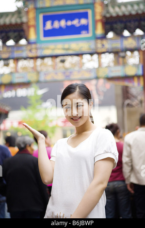 Junge Frau posiert vor Wangfujing Snack-Straße Stockfoto