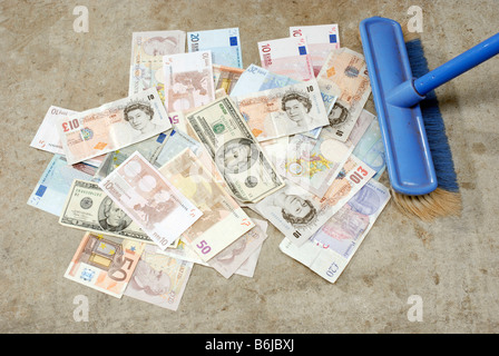 Banknoten mit einem Besen aufgekehrt werden Stockfoto