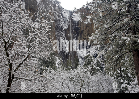 Kalifornien - Bridalveil Falls nach einem Winter Schneesturm im Yosemite Valley Bereich des Yosemite National Park. Stockfoto