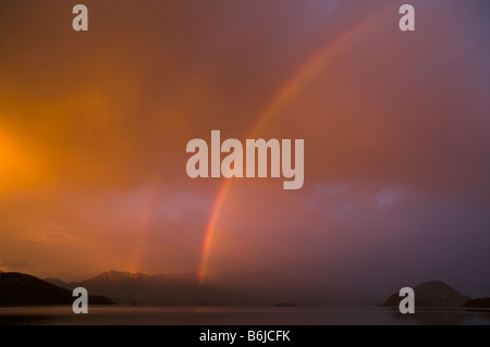 Sonnenaufgang und ein doppelter Regenbogen über Lake Manapouri, Kepler Track. In der Nähe von Te Anau, Südinsel, Neuseeland Stockfoto