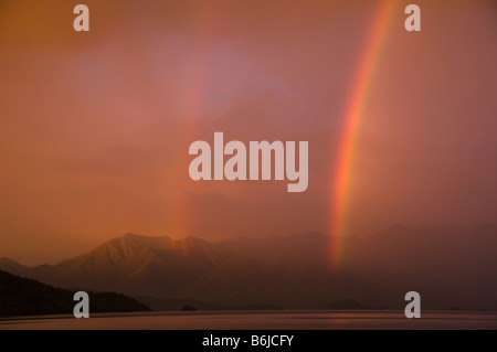 Sonnenaufgang und ein doppelter Regenbogen über Lake Manapouri, Kepler Track. In der Nähe von Te Anau, Südinsel, Neuseeland Stockfoto