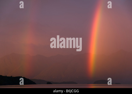 Sonnenaufgang und ein doppelter Regenbogen über Lake Manapouri, Kepler Track. In der Nähe von Te Anau, Südinsel, Neuseeland Stockfoto