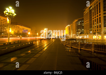 China Peking Seitenansicht des Oriental Plaza in der Nacht Stockfoto