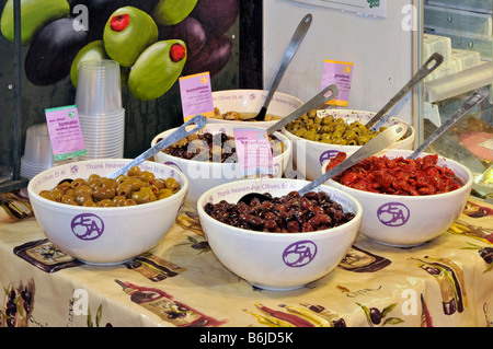 Innenansicht Calcott Hall Farm Shop Business Löffel Selbstbedienungsoliven in Schüsseln auf dem Tisch in der alten, umgebauten Scheune Brentwood Essex England Großbritannien Stockfoto