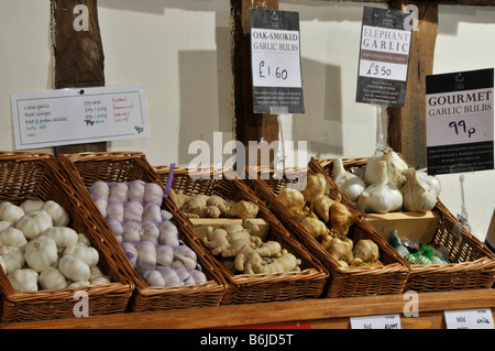 Das Hotel Calcott Hall hat im renovierten Scheunengebäude Brentwood Essex England Großbritannien die Preise für Familieneinzelhandel Farmgeschäft Knoblauch 2008 veröffentlicht Stockfoto