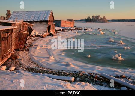 Kleines ruhiges Fischerdorf am Ufer des Weißen Meers in Karelien, Russland Stockfoto