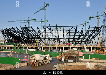 2012 Baustelle des Olympischen Paralympischen Stadions Stahlrahmenstruktur im Dezember 2008 in Stratford East London, England, im Gange Stockfoto