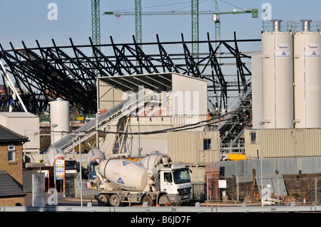 Stratford East London Hanson "London konkrete" Produktionsstätte mit 2012 Olympiastadion Baustelle nach Dezember 2008 Stockfoto