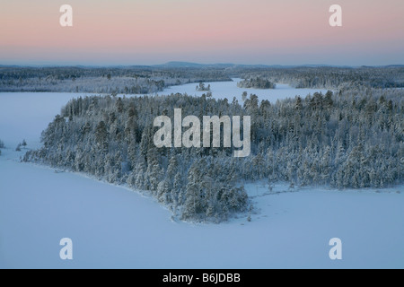 Panoramablick auf einem zugefrorenen See in Chupa, Karelien, Russland Stockfoto