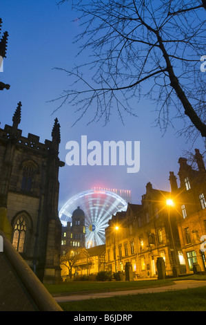 Das große Rad Exchange Square Manchester England von der Kathedrale am frühen Abend winter Stockfoto