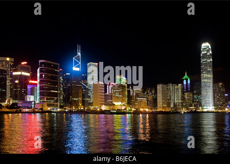 Hong Kong Bezirke der Admiralität/Central gesehen bei Nacht aus über den Hafen Stockfoto