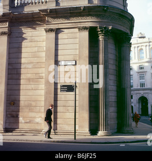 Ein Geschäftsmann, der am Gebäude der Bank of England vorbeiläuft Threadneedle Street während der Finanzkrise 2008 in der Stadt LONDON, GROSSBRITANNIEN, KATHY DEWITT Stockfoto