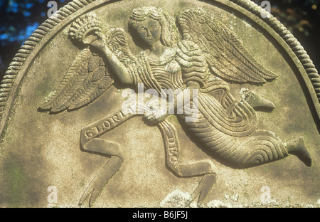 Detail des viktorianischen Sandstein Grabstein in warmes Licht mit Engel im vollen Flug mit Krone und Banner Gloria Deo geschnitzt Stockfoto