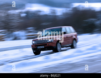 Range Rover Sport fahren mit Geschwindigkeit auf Winterdienst Stockfoto