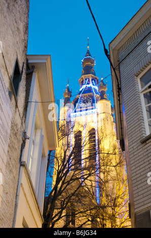 Die Sankt Martins Turm mit Lichter gesehen von der Beginenhof in Kortrijk, Belgien Stockfoto