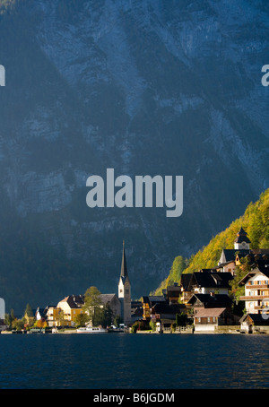 Stadt in den Bergen Österreichs Stockfoto