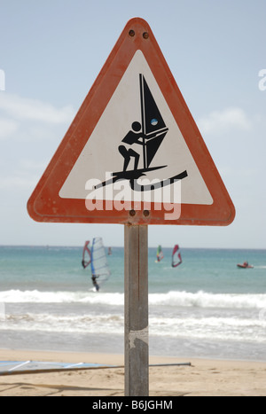 Ein Windsurfer Schild am Playa de Las Cucharas, Costa Teguise Lanzarote... Der beste Ort auf Lanzarote, um Windsurfen zu lernen. Stockfoto