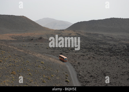 Eine Bustour windet sich durch die Lavafelder der Nationalpark Timanfaya Lanzarote. Stockfoto