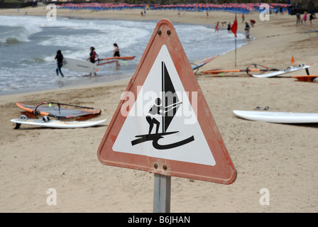 Ein Windsurfer-Schild an der Playa de Las Cucharas, Costa Teguise Lanzarote. Stockfoto