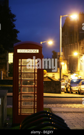 Nacht-Zeit-Bild von eine traditionelle rote britische Telefonzelle Stockfoto