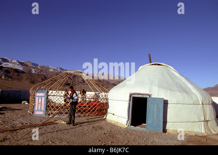 Asien, Mongolei, Golden Eagle Festival. Demontage der Kazak Ger Ulgii Stockfoto