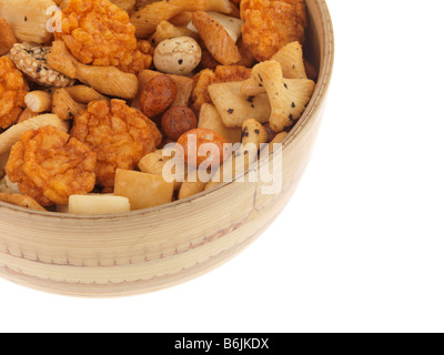 Schalen von heiß und würzig im japanischen Stil herzhaften Cracker Partei Essen in Parteien und die Buffets mit Finger Snacks vor einem weißen Hintergrund Stockfoto