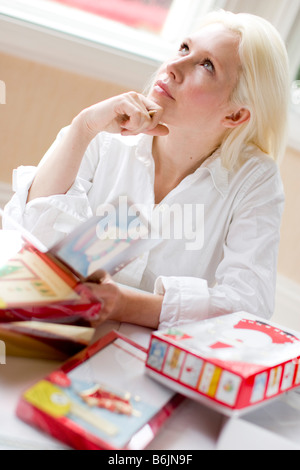 Frau schreiben Weihnachtskarten Stockfoto