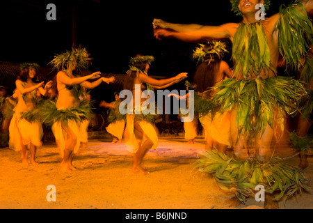 Traditioneller Tanz und Kultur-Show im Tiki Village.  Moorea, Französisch-Polynesien Stockfoto