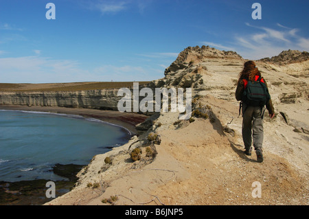 Südamerika, Argentinien: Halbinsel Valdés, Patagonien, Frau Wandern entlang der Steilküste, Strand, Atlantik, Provinz Chubut Stockfoto