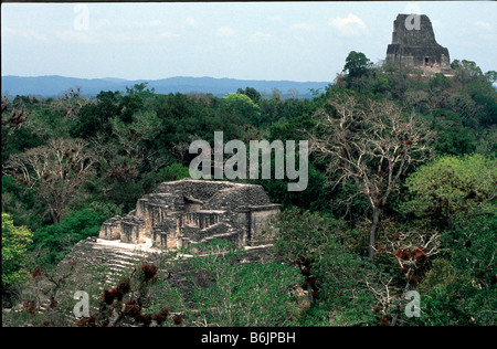 Guatemala, Tikal, Tempel der Talud und Tablero und Tempel der doppelten vorangegangen Schlange gebaut 470 n. Chr. von Yaxkin Caan Chac Stockfoto