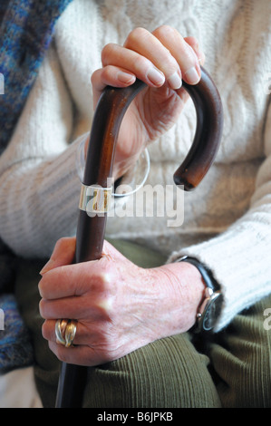 Eine ältere Frau Hände halten ihr Fuß kleben. Stockfoto