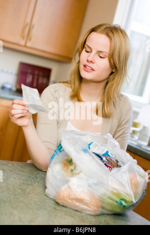 Frau shopping Preise prüfen Stockfoto