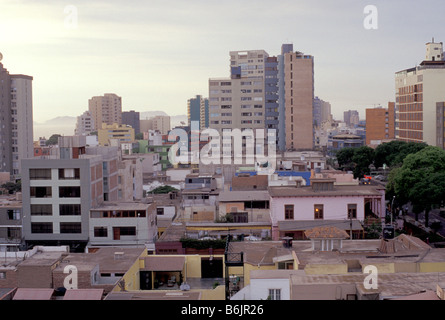 SA, Peru, Lima, Dämmerung über Stadtteil Miraflores Stockfoto