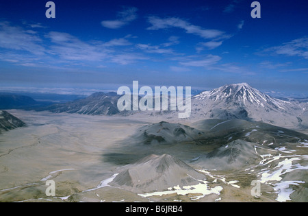 Nordamerika, USA, Alaska, Katmai Nationalpark. Mount Griggs steigt über die Asche gefüllt Tal von 10.000 raucht Stockfoto
