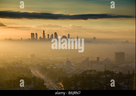 USA, California, Los Angeles, Innenstadt: Dawn Blick auf Dowtown LA & RT 101 von Hollywood Bowl Aussichtspunkt. Stockfoto