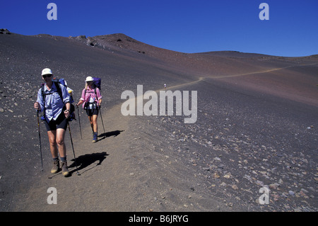 N.a., USA, Hawaii, Maui, Haleakala National Park, Wanderer auf kargen Spuren in Vulkankrater Stockfoto