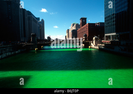 USA, IL, Chicago. Irische Gemeinde feiert St. Patricks Day Parade und den Chicago River grün sterben. Stockfoto