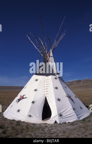 USA, Montana, Ulm Pishkun State Park, Tipi (Tipi) auf Wanderweg; größten Büffel springen in Montana Stockfoto