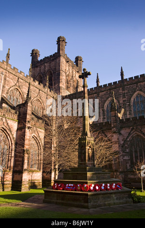 UK Cheshire Chester St. Werburgh Street War Memorial Kreuz inmitten der Kathedrale Stockfoto