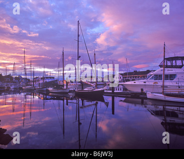 Boote im Hafen bei Sonnenuntergang in Port Townsend, Washington angedockt Stockfoto