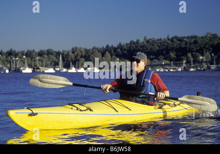 NA, USA, Washington, Seattle, Kajakfahrer am Lake Union (MR) Stockfoto