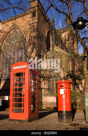 UK Cheshire Chester St Werburgh Street alten roten Telefon und Säule Kasten neben Kathedrale Stockfoto