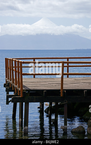 Vulkan Osorno angesehen vom Bootssteg, Puerto Varas Stockfoto