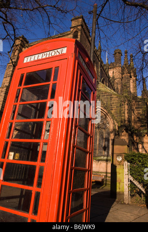 UK Cheshire Chester St Werburgh Street alte K6 rote Telefonzelle neben Kathedrale Stockfoto