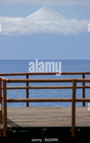 Vulkan Osorno angesehen vom Bootssteg, Puerto Varas Stockfoto