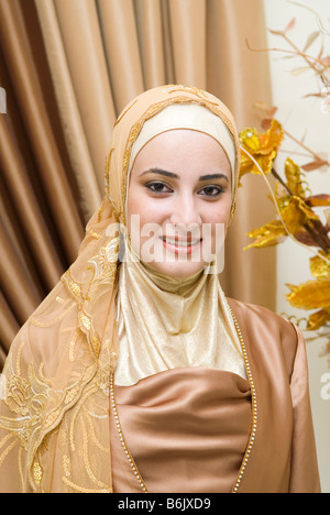 Porträt einer schönen jungen muslimischen Frau tragen Hijab Stockfoto