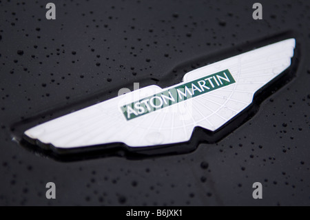 Logo auf der Motorhaube des Aston Martin-Luxus-Auto Stockfoto