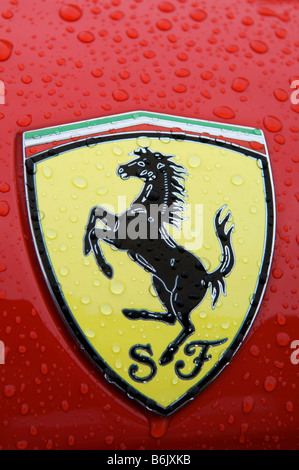 Ferrari Logo auf einem Luxus-Sportwagen Stockfoto