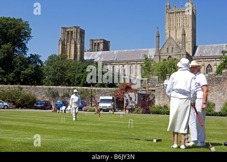 England, Somerset, Brunnen. England, Somerset, Brunnen. Eine Partie Krocket findet statt auf dem Rasen vor dem Palast der Bischöfe Stockfoto
